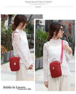 Piccola borsa a tracolla verticale bordeaux in nylon con doppia cerniera e logo