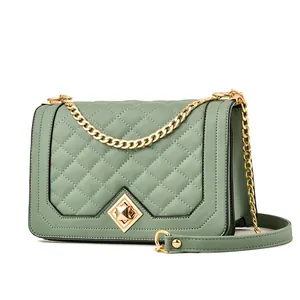 Sac bandoulière matelassé vert sauge avec chaîne dorée et boucle métallique géométrique