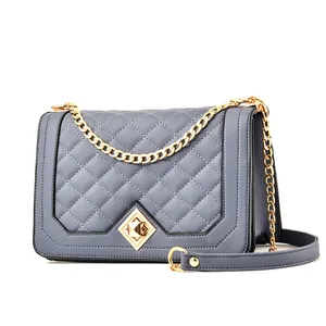 Sac bandoulière bleu avec matelassage losange et bandoulière chaîne dorée élégant