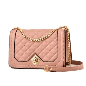 Sac bandoulière matelassé rose poudré avec chaîne dorée et boucle métallique élégante
