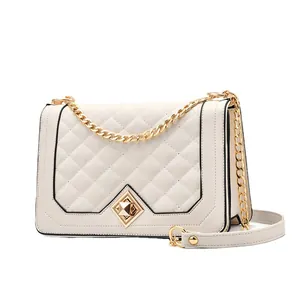Sac bandoulière matelassé crème avec fermoir doré et bandoulière chaîne sur fond blanc