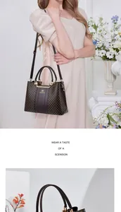 Gros plan détaillé du sac cabas monogramme marron avec ferrures dorées et bande en cuir