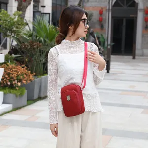 Borsa a tracolla alla moda in nylon rosso per cellulare con zip multistrato e cinturino