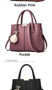 Détail de sacs cabas tendance en cuir PU violet et rose avec pendentifs perles et pompons