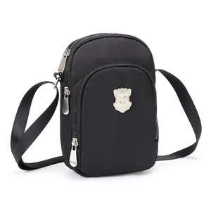 Borsa a tracolla verticale nera in nylon per cellulare con tre scomparti a zip