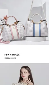 Gros plan du sac à main élégant avec imprimé monogramme et détails en métal argenté