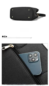 Détails du sac en cuir noir avec rivets dorés à la base et fermeture éclair latérale
