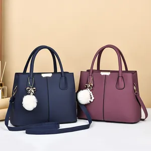 Sac Cabas de Mode pour Femmes en Cuir PU Grain de Litchi Avec Pendentif Boule de Peluche Sac à Main à Bandoulière Quotidien