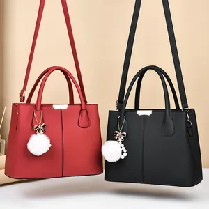 Sacs à main élégants en cuir texturé rouge et noir avec pendentif pompon de mode