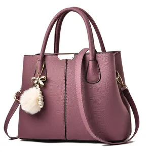 Sac à main tendance en cuir grainé violet foncé avec pompon en peluche et bandoulière