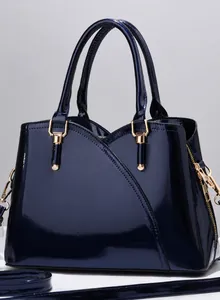 Dettagli della borsa in pelle verniciata blu scuro con finiture in metallo dorato