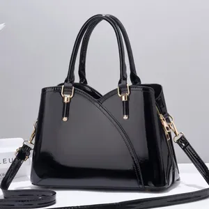 Dettaglio borsa in pelle verniciata nera lucida con design a strati ed elegante