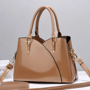 Borsa a mano da donna in vernice kaki lucida con finiture dorate e tracolla rimovibile