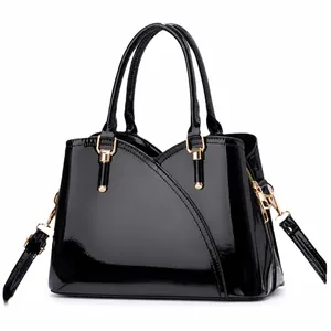 Elegante borsa a mano in vernice nera con finiture dorate e cuciture diagonali