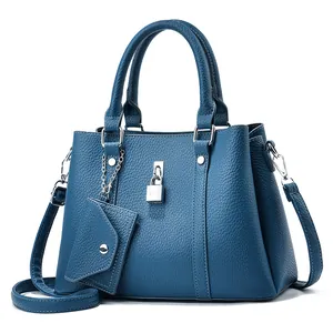 Borsa tote blu scuro con motivo litchi, lucchetto argento e mini ciondolo decorativo