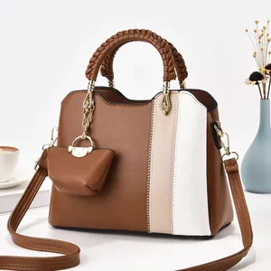 Dreifarbige Patchwork Handtasche in Braun Beige Weiß mit gewebtem Griff und kleinem Münzfach
