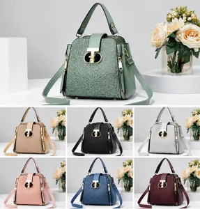 Détail du sac seau montrant la texture, le fermoir en T et 8 options de couleurs
