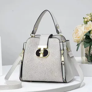 Sac seau beige élégant avec motif dentelle florale et fermoir doré pour femmes