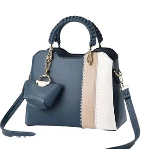 Minimalistische blau-beige Handtasche mit geflochtenem Griff und kleinem Münztäschchen