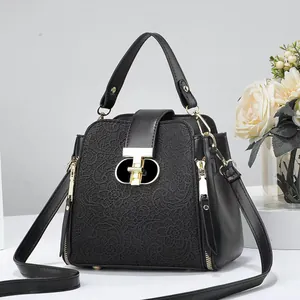 Sac seau noir élégant avec dentelle florale et détails en métal doré chic