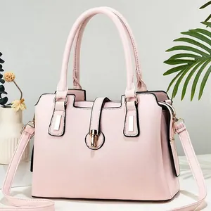 Borsa a mano rosa in pelle morbida con chiusura in metallo dorato e tracolla regolabile