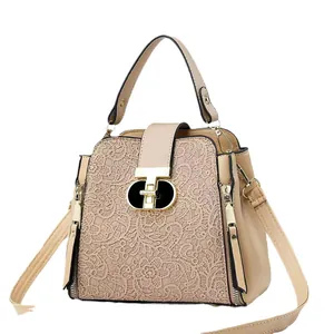 Sac seau beige élégant avec motif floral en dentelle et fermoir en métal doré de face