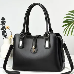 Borsa a mano retrò in pelle nera di grande capacità con dettagli dorati e tracolla