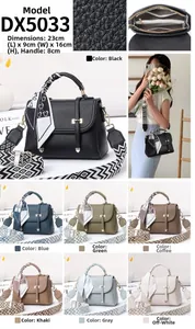 Détails du sac à main en cuir grainé avec bandoulière géométrique et foulard en soie