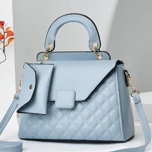 Borsa trapuntata azzurra con manici dorati e portamonete coordinato in pelle morbida