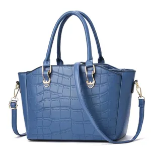 Borsa a mano blu navy in pelle goffrata coccodrillo con dettagli dorati ed eleganti