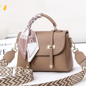 Sac à main minimaliste en cuir kaki avec foulard en soie et bandoulière à motif chevron