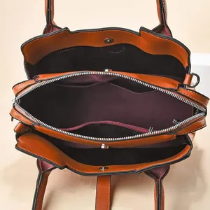 Dettaglio dell'interno a scomparti multipli e della fodera resistente della borsa vintage
