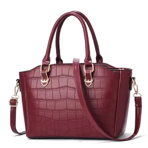 Borsa a mano classica bordeaux con goffratura coccodrillo ed eleganti finiture dorate