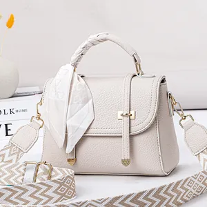 Sac à main en cuir écru avec poignée tressée, foulard en soie et bandoulière tissée