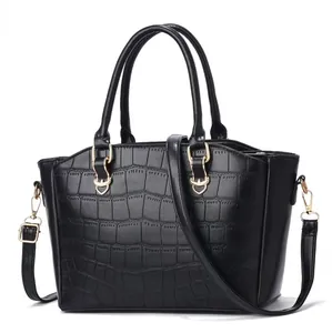 Elegante borsa nera con trama a pietra, finiture dorate e tracolla rimovibile regolabile