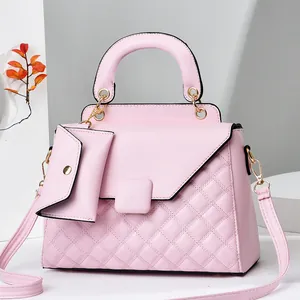 Dettaglio della borsa rosa in pelle PU trapuntata con fibbia quadrata e mini borsellino