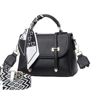 Sac à main noir grainé avec foulard en soie décoratif et large bandoulière tissée