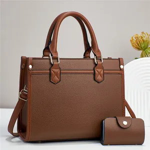 Zweiteiliges Set aus braunem PU-Leder-Shopper und Geldbörse mit stilvollem Muster