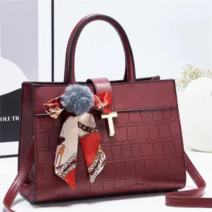 Sac à main bordeaux à texture crocodile avec foulard en soie et bandoulière