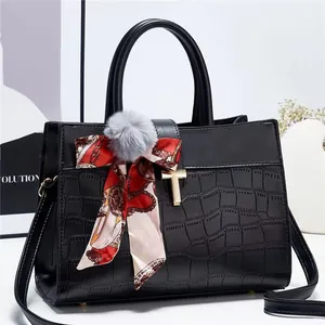 Sac à main chic noir à motif crocodile avec fermoir doré et accessoire foulard en soie