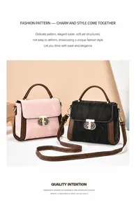Detail van roze en zwarte crossbodytassen met reliëftextuur en gouden metalen gespen
