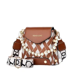 Sac bandoulière en cuir marron avec chaîne de perles et bandoulière à motif graffiti