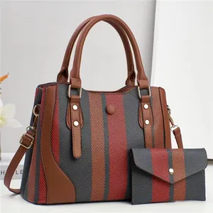 Détail de l'ensemble de sacs en tissu rayé et similicuir avec pochette assortie