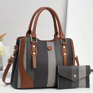 Sac fourre-tout tissé à rayures avec bordure en similicuir brun et portefeuille assorti