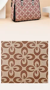 Gros plan du motif floral en tissu et du bord en cuir noir sur le sac cabas
