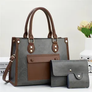Detailansicht des 3-teiligen Shopper-Sets aus grauem Kunstleder mit braunen Akzenten