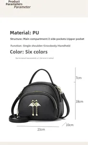 Détail du sac à bandoulière montrant la texture du cuir PU et le pendentif flamant doré