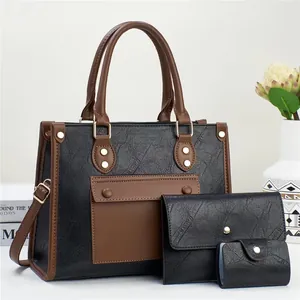 Dreiteiliges Shopper-Set aus schwarzem Kunstleder mit Steintextur und braunen Griffen