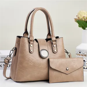 Dettaglio della borsa tote in pelle PU kaki con bustina coordinata e fibbia in metallo