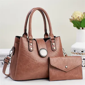 Set borsa a mano in pelle PU marrone caramello con bustina coordinata e dettagli argento